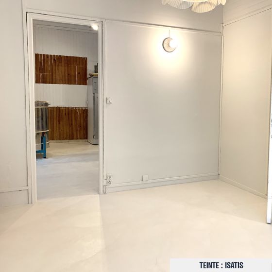 GEWAXT BETON KIT OP TEGELS